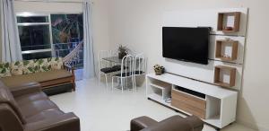 カボ・フリオにある4 quartos na quadra da praia do forteの壁に薄型テレビが取り付けられたリビングルーム