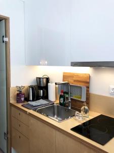 Dapur atau dapur kecil di Sunny micro-loft apartment with outdoor lounge