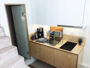 Dapur atau dapur kecil di Sunny micro-loft apartment with outdoor lounge