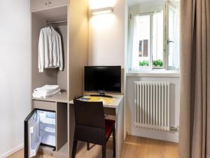 Camera con scrivania, computer e finestra. di Locanda Le Due Travi a Trento