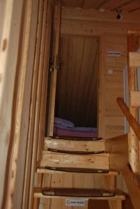 una escalera en una cabaña de madera con ventana en Pokoje u Danusi, en Czarna Góra