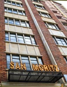 ein Gebäude mit einem Schild, das Salzteig liest in der Unterkunft Hotel Museo San Moritz in Bogotá