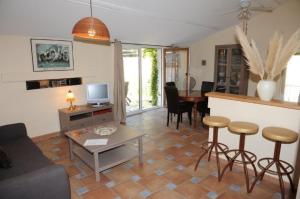 a living room with a couch and a table at Gîte aux Berges du Canal in Capestang