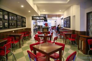 Ein Restaurant oder anderes Speiselokal in der Unterkunft Hotel Museo San Moritz 