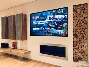 A television and/or entertainment centre at Luxury & Stylish Family Apartment