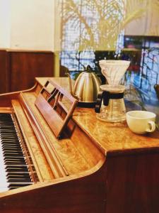ein Klavier mit einem Teekessel darauf in der Unterkunft Hotel Museo San Moritz in Bogotá