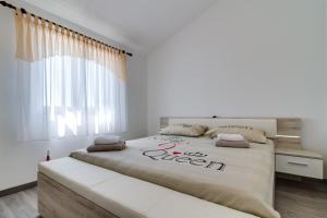 een slaapkamer met een groot bed en een raam bij Lovely VILLA Piljan with a private swimming POOL in Bokordići +20 foto's