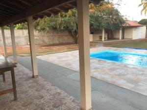- une piscine dans une cour avec un pavillon dans l'établissement Cantinho do Folclore, à Olímpia