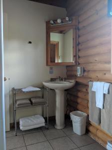 ein Bad mit einem Waschbecken und einem Spiegel in der Unterkunft Smith Rock Chalets in Scotsburn