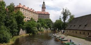 Widok na rzekę nieopodal tego apartamentu
