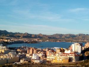 Blick auf die Stadt und einen Wasserkörper in der Unterkunft Beach House in Puerto de Mazarrón