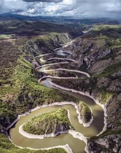 een luchtzicht op een rivier op een berg bij Vila Zlatarka Nova Varos in Nova Varoš