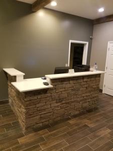 una oficina con un mostrador de piedra con una pared de ladrillo en Meriwether Country Inn, en Warm Springs