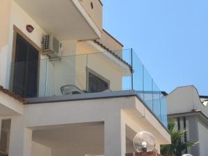 カラベルナルドにあるCasa vacanze Maria Graziaの建物側のガラスバルコニー