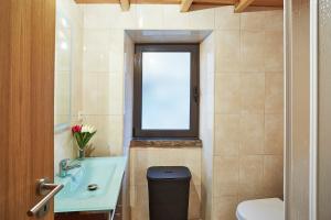 baño con ventana, lavabo y aseo en Casa da Sobreira, en Sobral de São Miguel 37 fotos más