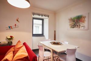 Una sala de estar con un sofá rojo y una mesa. en Casa da Sobreira, en Sobral de São Miguel