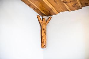 una cruz de madera colgada del techo en Sleme house, en Krška Vas