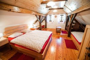 1 dormitorio con 2 camas y techo de madera en Sleme house, en Krška Vas