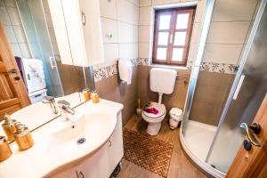 Koupelna v ubytování Sleme house