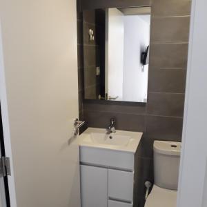 La salle de bains est pourvue d'un lavabo, de toilettes et d'un miroir. dans l'établissement O Palacete, à Vila Real