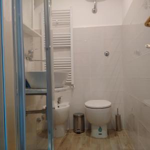 łazienka z toaletą i umywalką w obiekcie La CasUPOLA Saint Peter's Quiet Room w Rzymie +27 zdjęć