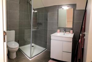 Koupelna v ubytování Carmo House + 14 fotografií