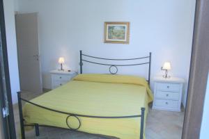1 dormitorio con 1 cama con 2 mesitas de noche y 2 lámparas en Casa al mare La Palma, en Santa Maria Navarrese