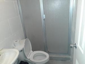 La salle de bains est pourvue d'une douche, de toilettes et d'un lavabo. dans l'établissement Express Inn PTY Aeropuerto Internacional Panama, à Tocumen