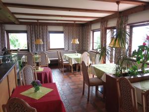 Um restaurante ou outro lugar para comer em Garni Runggner Traubenhof