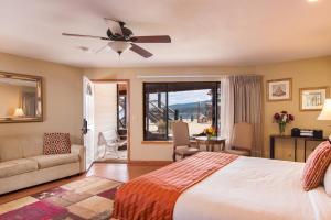 een slaapkamer met een bed, een bank en een raam bij Mourelatos Lakeshore Resort in Tahoe Vista