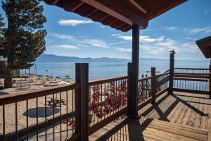 een uitzicht op het strand vanaf het terras van een strandhuis bij Mourelatos Lakeshore Resort in Tahoe Vista