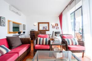 uma sala de estar com um sofá, cadeiras e uma mesa em Golf Residence Apartment em Vilamoura