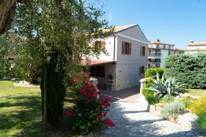 a house with pink flowers in a yard at Bed & Breakfast Mafi in Orsogna