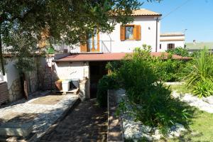 a white house with a red roof at Bed & Breakfast Mafi in Orsogna