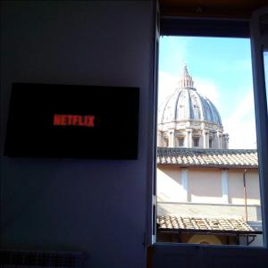 Telewizja i/lub zestaw kina domowego w obiekcie La CasUPOLA Saint Peter's Quiet Room