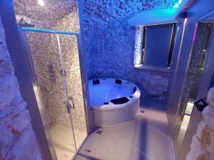 Koupelna v ubytování Castello di Fagnano -Albergo Diffuso & SPA + 22 fotografií