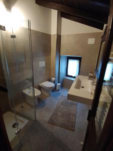 Koupelna v ubytování Castello di Fagnano -Albergo Diffuso & SPA
