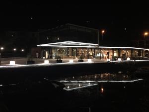 a building at night with a reflection in the water at B&B K-Beach in Endine Gaiano