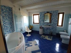 Koupelna v ubytování Castello di Fagnano -Albergo Diffuso & SPA