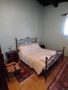 Postel nebo postele na pokoji v ubytování Castello di Fagnano -Albergo Diffuso & SPA