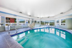 a swimming pool in a house with windows at Riverview Lodge in Hood River