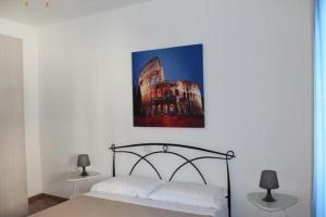 サン・サルヴォにあるB&B D'Amareのベッドルーム1室(ベッド1台付)が備わります。壁には絵画が飾られています。