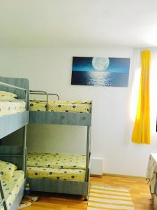Postel nebo postele na pokoji v ubytování Rolling Stone Hostel