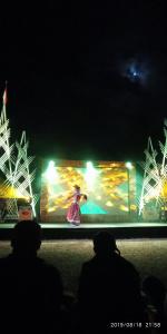 une femme en robe sur une scène éclairée dans l'établissement NAYYLA Homestay, à Pangandaran