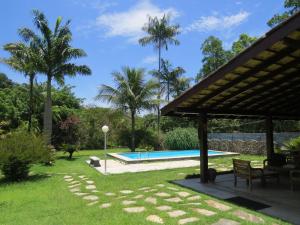 A piscina localizada em Casa da Josie em Maresias com piscina no pé da Mata Atlântica - 4 quartos ou nos arredores