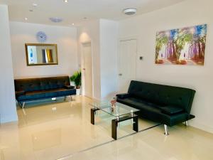 3 Bedrooms, 3 Baths, Spacious Lounge, Full Kitchen, Garden, Ground Floor, Free Parking 휴식 공간