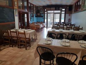 En restaurant eller et andet spisested på HOTEL OS PAZOS familiar