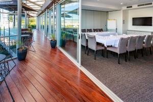 a dining room with a white table and chairs at Mercure Sunshine Coast Kawana Waters in Kawana Waters