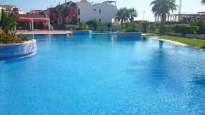 duży basen z błękitną wodą w obiekcie Apartamento Ayamonte golf Costa Esuri w mieście Ayamonte
