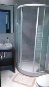 a bathroom with a shower and a sink at Apartamento Ayamonte golf Costa Esuri in Ayamonte